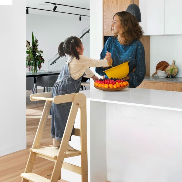 ⁦מגדל למידה מתקפל מעץ בצבע טבעי⁩ – תמונה ⁦4⁩